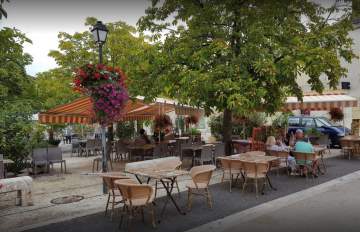 Manger en terrasse dans notre restaurant traditionnel à Vianne